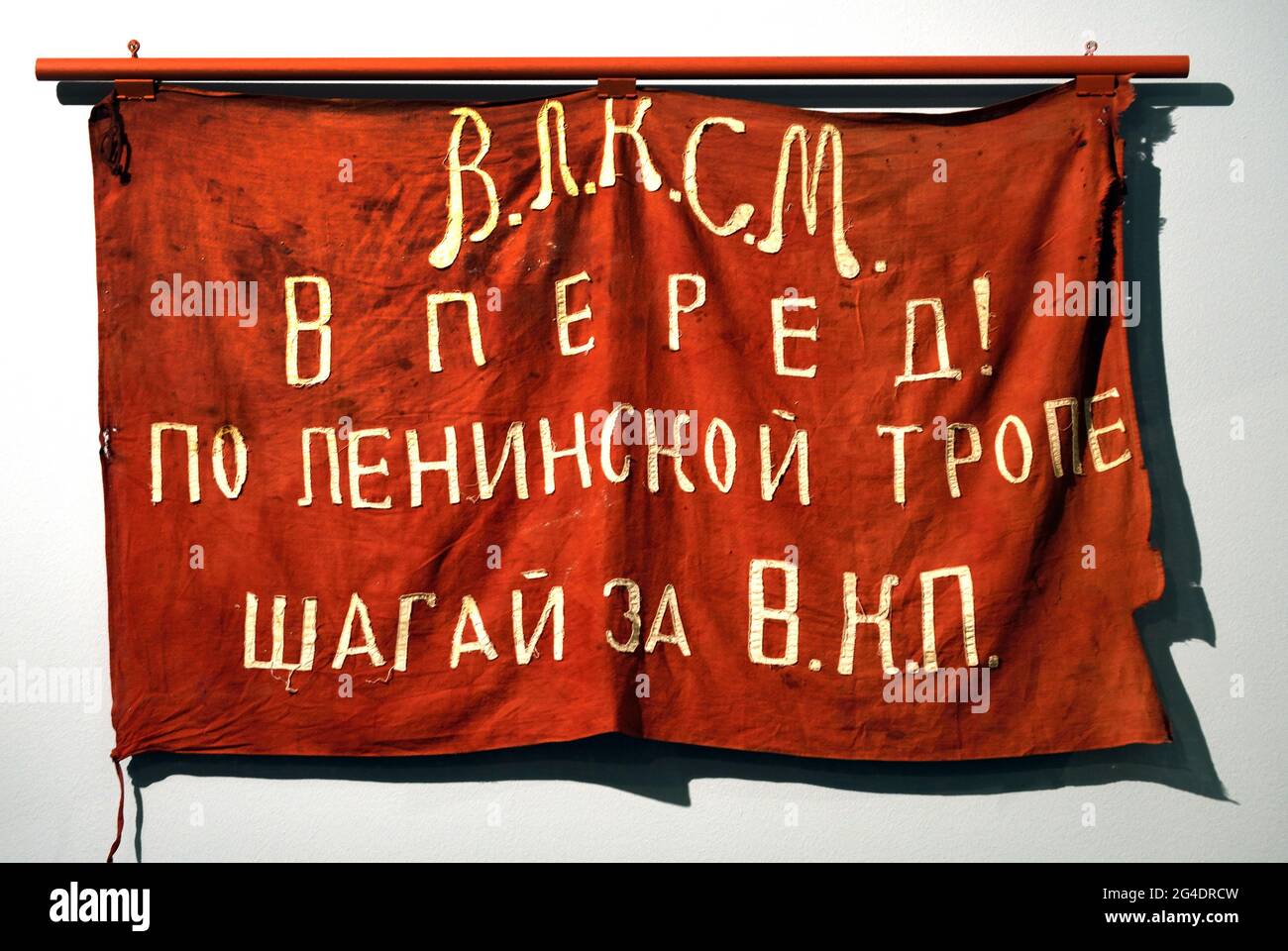 Komsomol! Vorwärts`s Lenins Weg Folge der Kommunistischen Partei! Russische Revolution 1917 - 1945 ) Lenin Stalin Russische Propaganda - Publizität Russland UdSSR Stockfoto